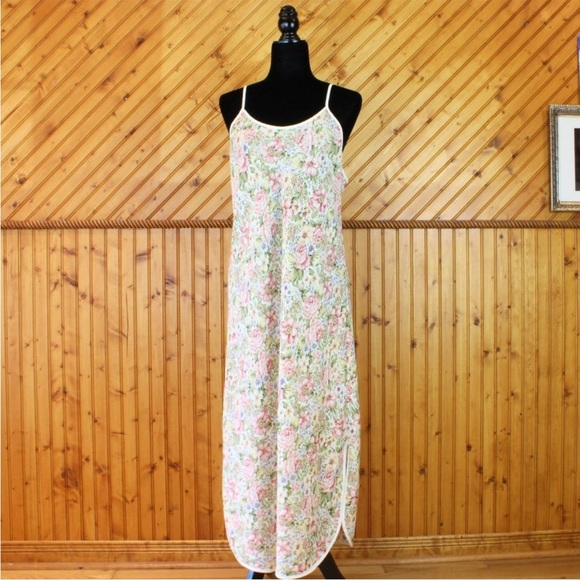 Vintage Diamond Tea Nightgown & Robe Set
Floral - Picture 7 of 14